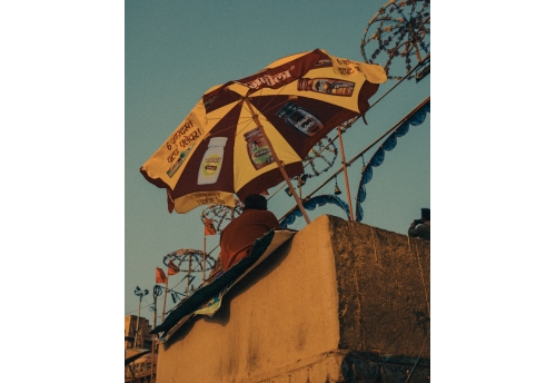 Vendeur sous parasol, Inde